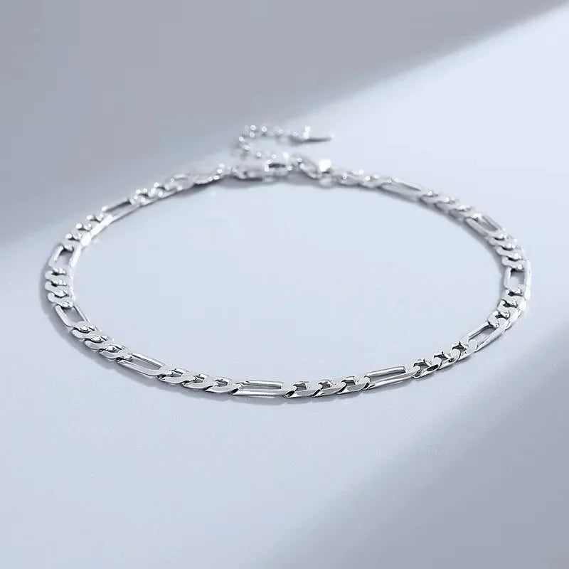 Bracelet-charm cœur argent sterling 925, exposé sur une surface gris clair.