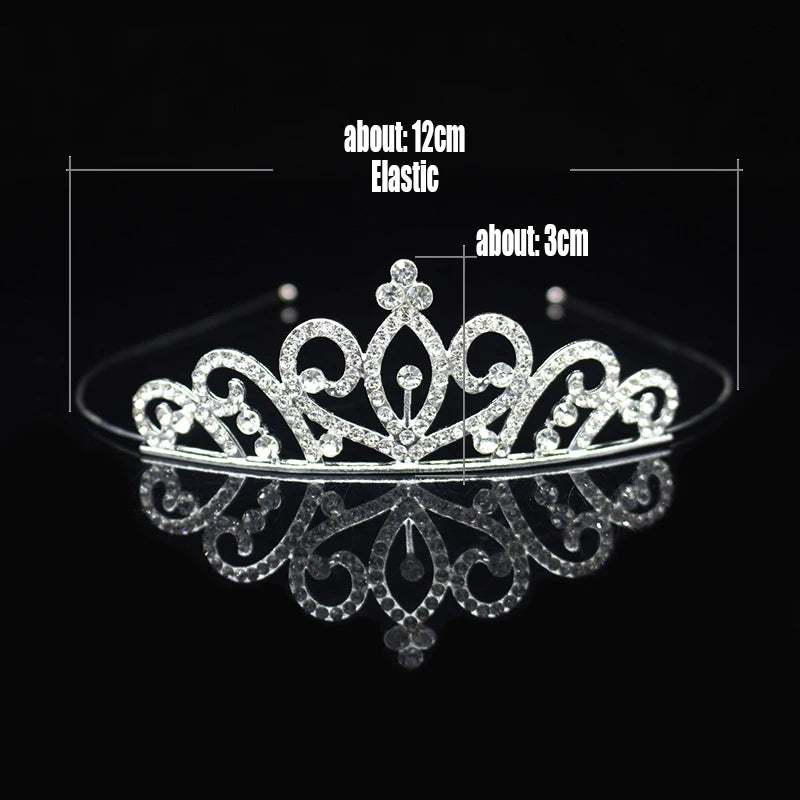 Tiara y corona de cristal brillante para el cabello, exhibida contra un fondo negro.
