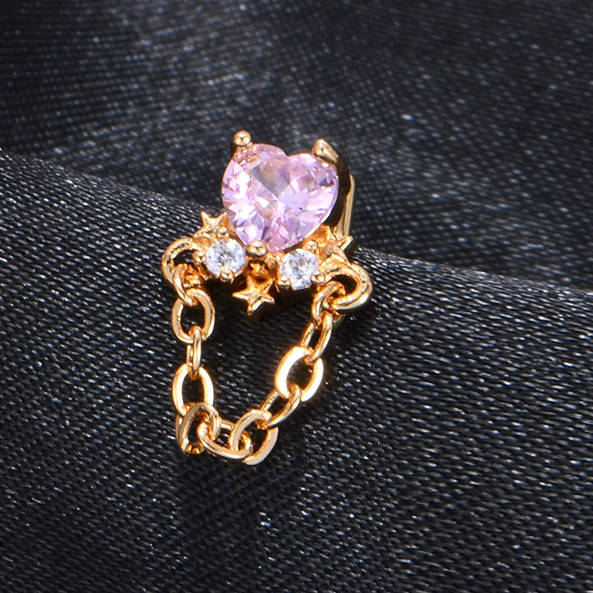 Anneau nasal en acier inoxydable en forme de L, ton or, avec une pierre rose et de petits diamants.
