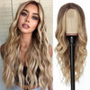 Una modelo muestra una peluca sintética larga y ondulada en cabello rubio con reflejos naturales.