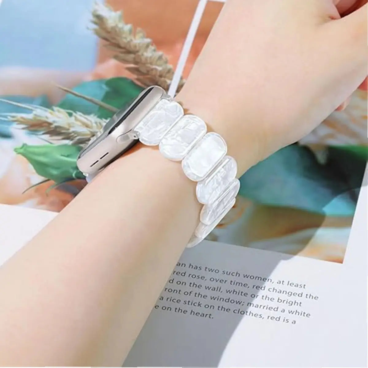 Gros plan d'un poignet portant un bracelet de montre en résine blanche pour une montre Garmin ou Fossil.