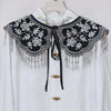 Chemise à col décolleté vintage noir et blanc avec détails floraux brodés