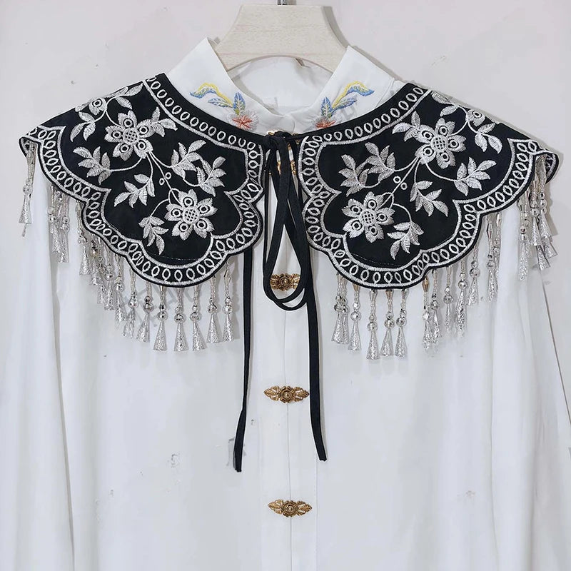 Chemise à col décolleté vintage noir et blanc avec détails floraux brodés