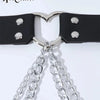 Cinturón de cadena en forma de corazón de cuero negro con herrajes plateados y una cadena plateada adjunta.