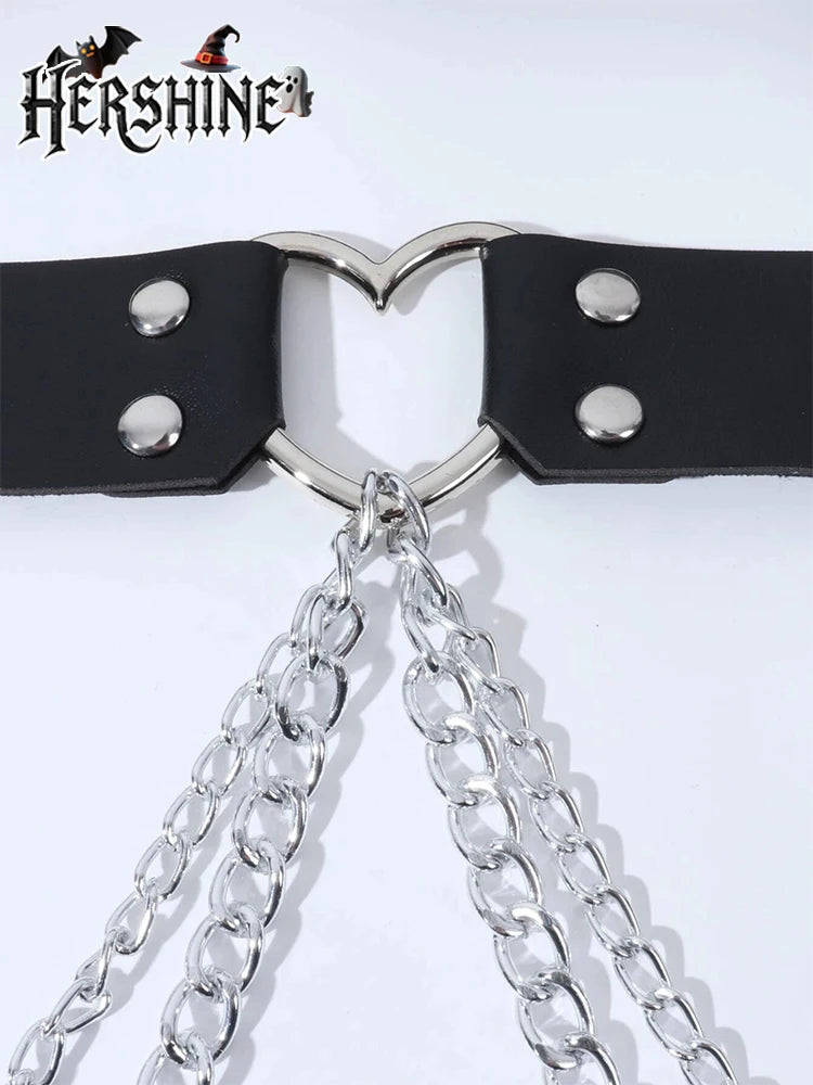 Cinturón de cadena en forma de corazón de cuero negro con herrajes plateados y una cadena plateada adjunta.