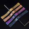 Drei Armbänder in Gold, Roségold und irisierendem Blau auf schwarzem Hintergrund.