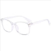 Une paire de lunettes transparentes bleues minimalistes avec des montures claires.