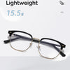 Une paire de lunettes à monture fine et légère avec des accents dorés, sur fond blanc.