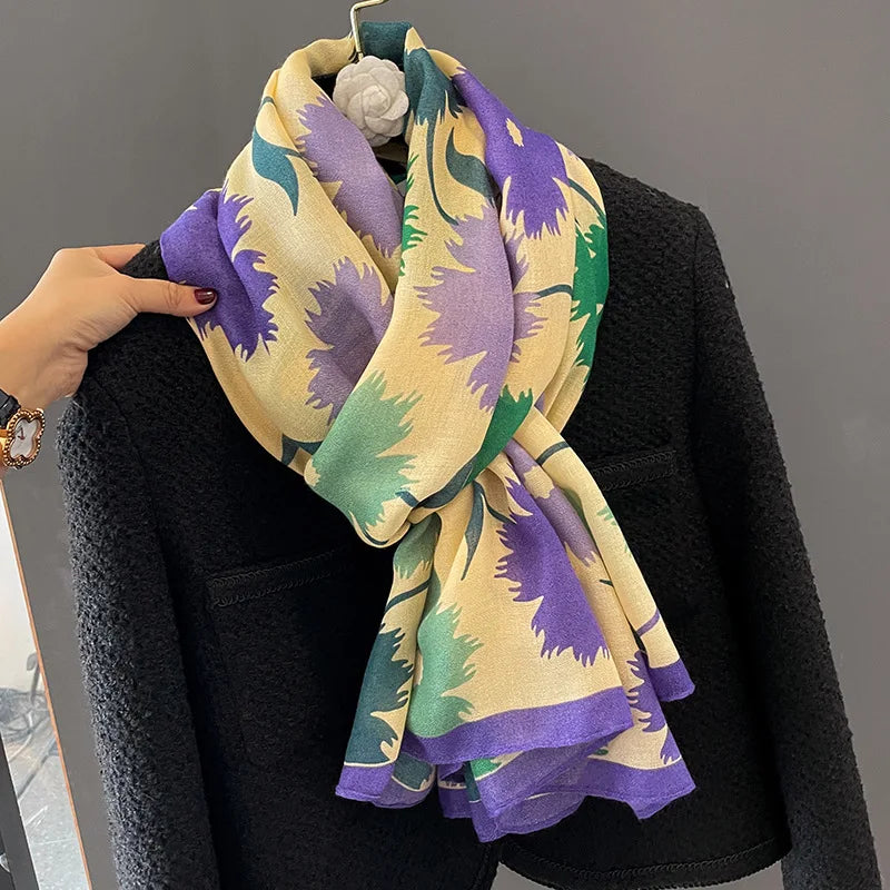 Lila und gelb gemusterter Baumwoll-Pashmina-Schal über einem schwarzen Blazer