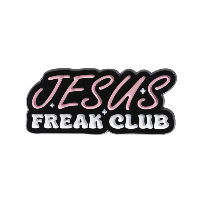 Broche émail noire avec inscription rose orthographiant JESUS FREAK CLUB