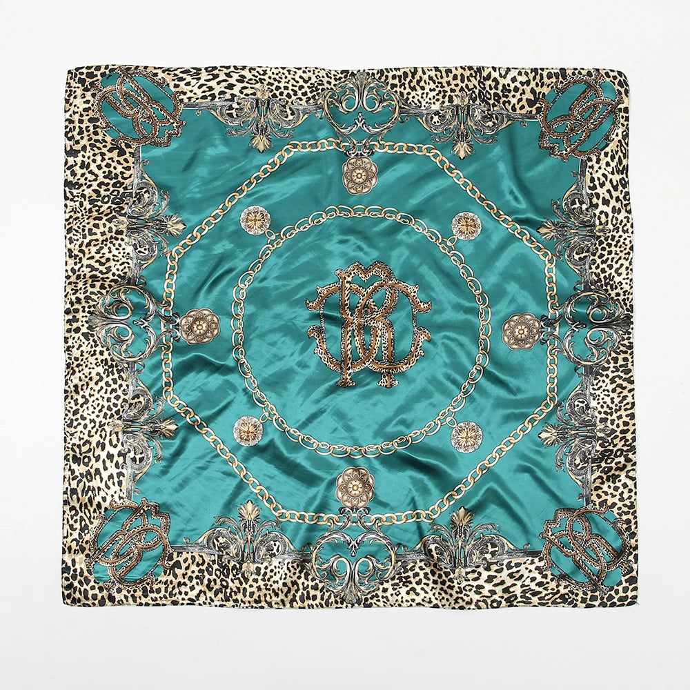 Türkiser Seiderschal mit Leopardenmusterrand und verzierten Golddetails.