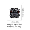 Insignia de lapel de esmalte negro con el texto 'Partners in Crime Just Remember If we get caught you're deaf and I don't spe