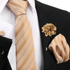 Nahaufnahme einer eleganten Herrenkrawatte mit Gold-Weiß-Streifen, kombiniert mit einem schwarzen Sakko und einem Tan-Stoffbl