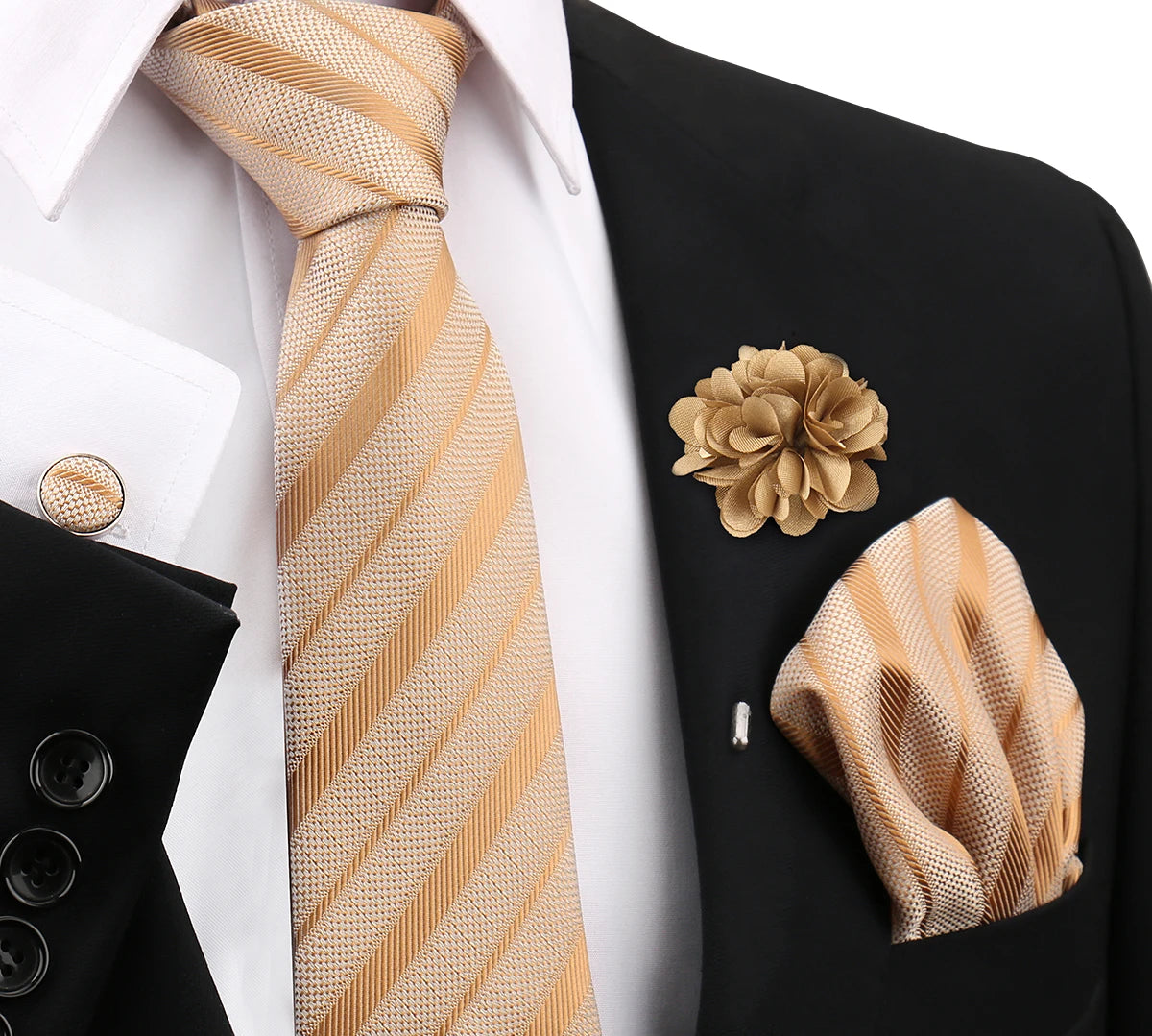 Nahaufnahme einer eleganten Herrenkrawatte mit Gold-Weiß-Streifen, kombiniert mit einem schwarzen Sakko und einem Tan-Stoffbl