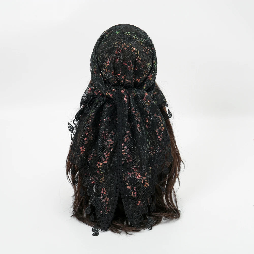 Schwarzer bestickter Seiderschal mit rosa Blumenmustern, drapiert und fließend.