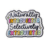 Pin de esmalte con el texto Naturally Introverted Selectively Extroverted rodeado de estrellas.