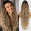 Une femme aux longs cheveux blonds ondulés souriant tout en présentant des extensions de cheveux clip pour des ondulations vo
