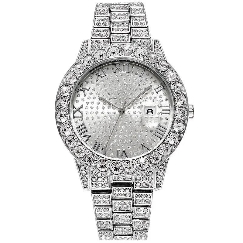 Montre argentée avec une lunette et un bracelet incrustés de diamants.