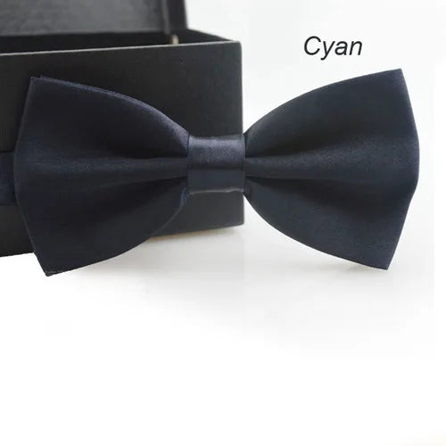 Nœud papillon bleu marine foncé avec une touche cyan sur fond noir.