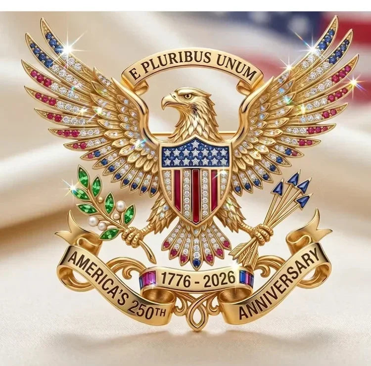 Pin de solapa dorado con un águila de alas extendidas y diseño de escudo por el 250 aniversario de Estados Unidos.