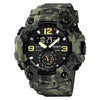 Gros plan d'une montre sportive numérique pour homme à motif camouflage, bracelet noir et cadran sombre.