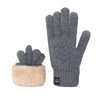 Une paire de gants de ski gris tricotés avec une doublure en polaire beige clair.
