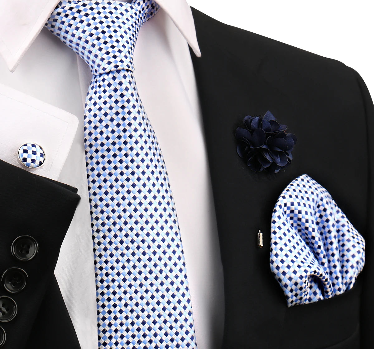 Blau-weiß karierter Krawatten mit dunklblauer Blumenaccessoire vor weißem Hemd und schwarzem Sakko