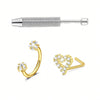 Tres piezas de pendientes de corazón en forma de herradura de acero inoxidable y una herramienta para perforar.