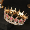 Couronne de diadème en strass de diamant et or, posée sur une surface sombre.