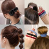 Un ensemble d'accessoires pour cheveux élastiques de différentes couleurs, y compris noir, rose, bleu et rouge, présentés dan