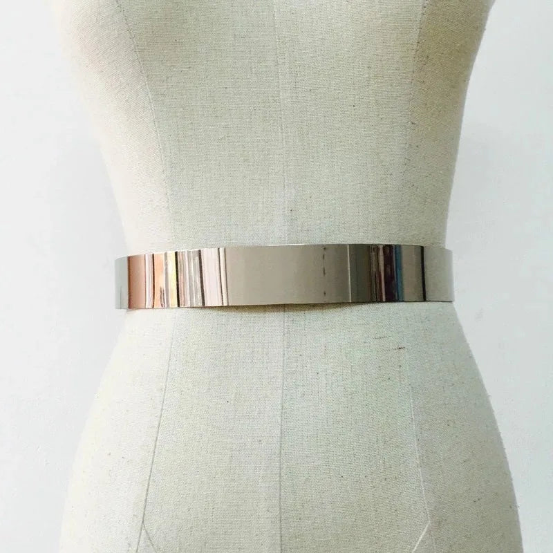 Gros plan d'une chaîne de ceinture en métal argenté sur un mannequin torse.