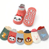 Ein Set bunter Baumwollsocken mit Cartoon-Tiermustern wie Panda, Bär und Elefant.