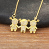 Collier délicat de couleur or avec trois petits charms scintillants en CZ en forme d'enfants.