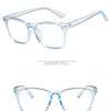 Lunettes transparentes bleues minimalistes avec montures claires et verres bleu pâle.