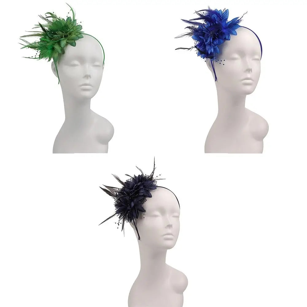 Fascinator élégant en plumes sur un mannequin, couleurs vert et bleu.