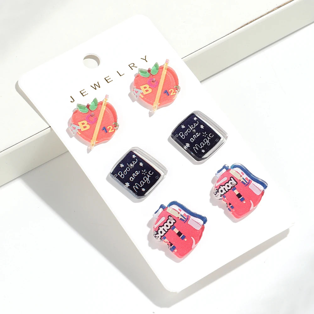 Un juego de aretes colgantes de cartas de amor creativos con diseños en rosa y rojo.
