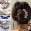 Nahaufnahme einer Braut-Strassblume zur Haartresse in Lila und Silber, gestylt zu einem Dutt.