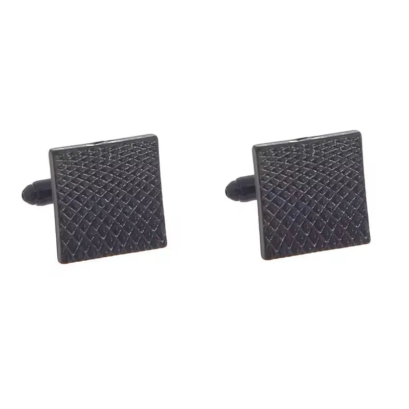 Une paire de boutons de manchette carrés noirs avec une surface texturée à motif diamanté.