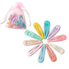 Una colección de pinzas de cabello de plástico coloridas en varios tonos y estilos, dispuestas alrededor de una bolsa rosa.