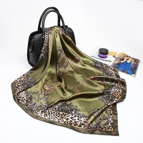 Fließender olivgrüner Seiden-Satin-Hijabschal mit Leopardenmuster und Goldkettendetails.