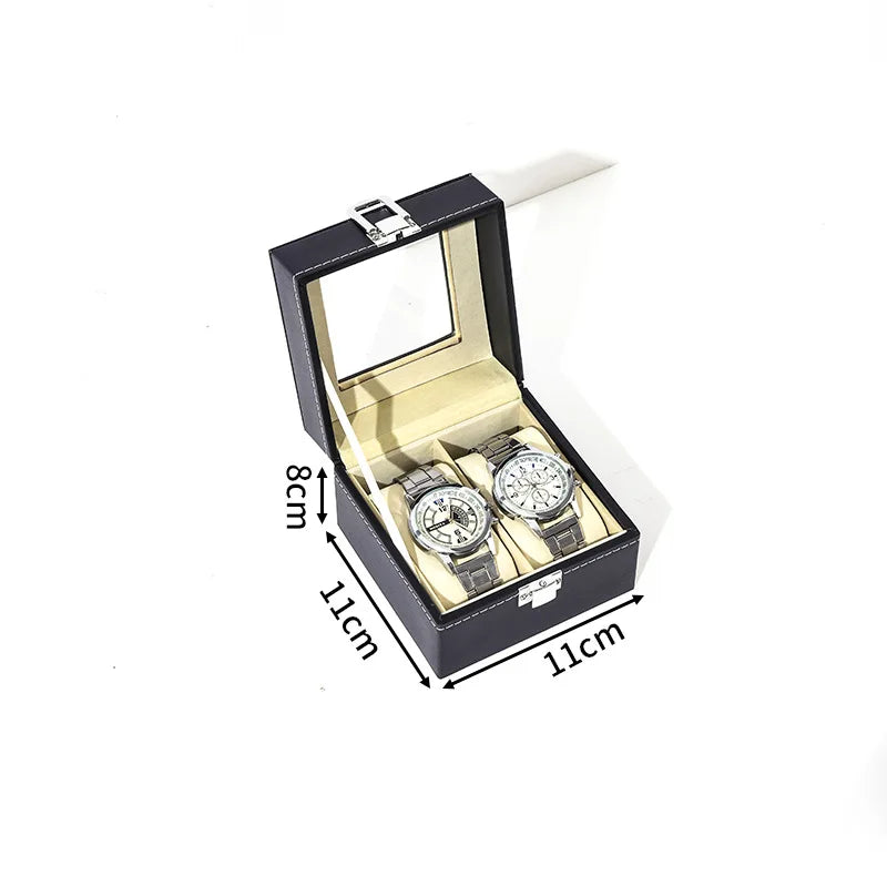 Schwarze Lederarmband-Displaybox mit Schloss, die zwei silberfarbene Uhren zeigt.