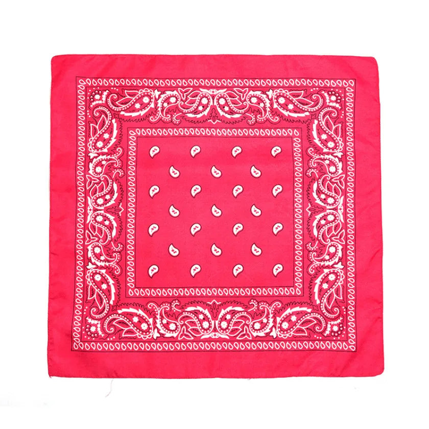 Pañuelo cuadrado rojo con bordado de paisley blanco y un borde decorativo.