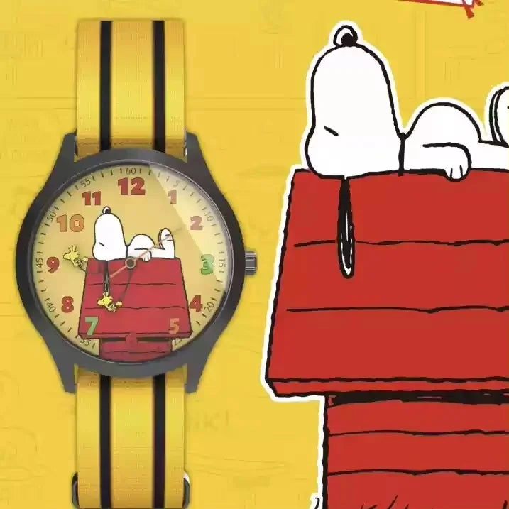 Eine gelbe Uhr neben einer Cartoon-Snoopy-Figur in einer roten Box.