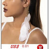 Gros plan d'une femme portant un élégant collier ras-de-cou imitation perles avec des détails de franges blanches.
