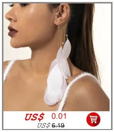 Gros plan d'une femme portant un élégant collier ras-de-cou imitation perles avec des détails de franges blanches.