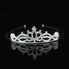 Tiara y corona de princesa de cristal brillante para el cabello, exhibida en una superficie reflectante.