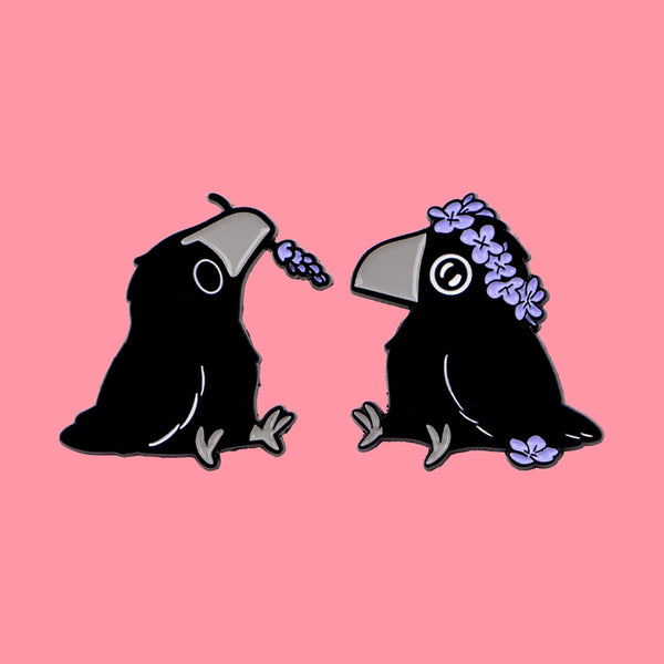 Insignia de lapel de cuervo negro con flores moradas en la cabeza.