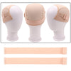 Tres bandas elásticas beige para pelucas, mostradas con una cabeza de maniquí y las bandas separadas.