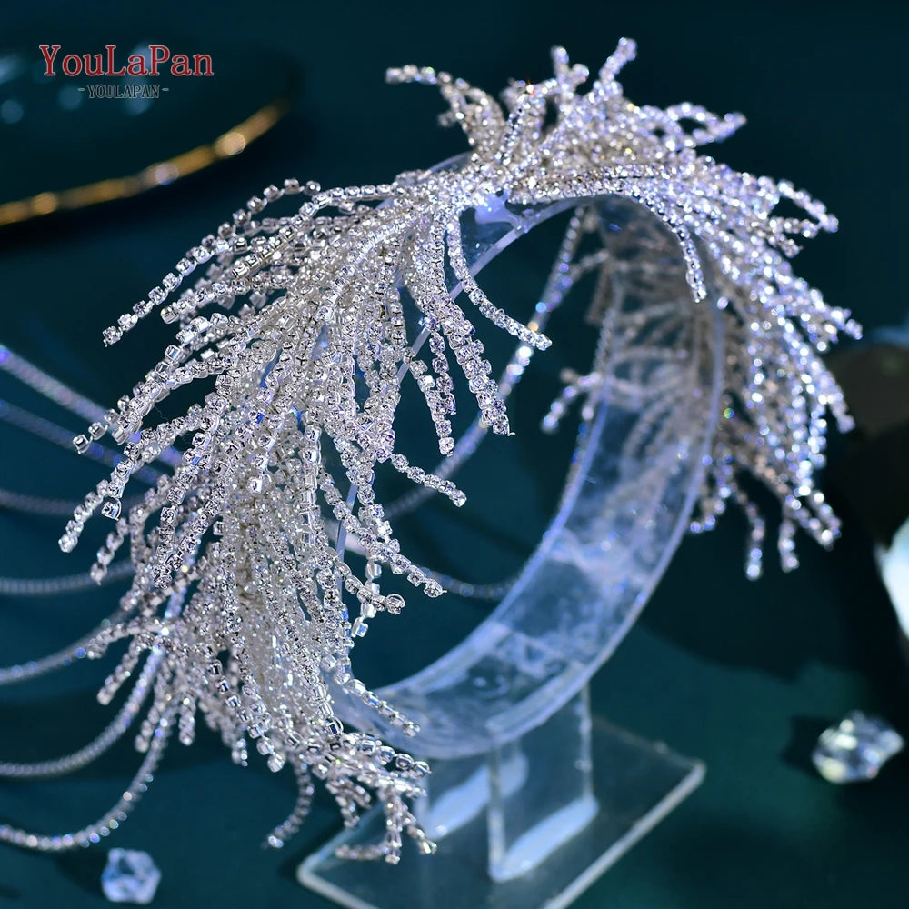Diadema nupcial artesanal plateada con delicados flecos de cristal y cadenas de aguja.
