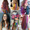 Collage d'extensions de cheveux synthétiques colorées, stylées de différentes manières et longueurs.